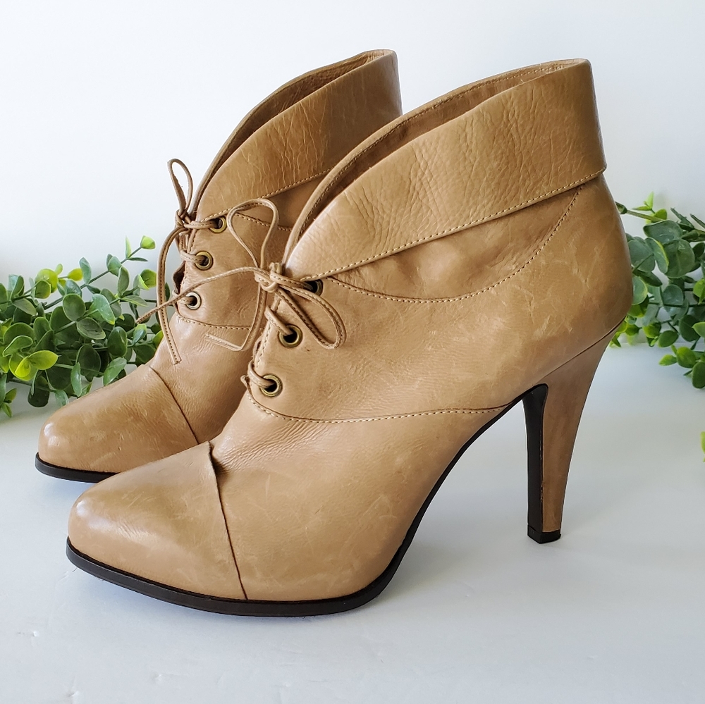 B. Makowsky Vintage Victorian heel Ankle boot